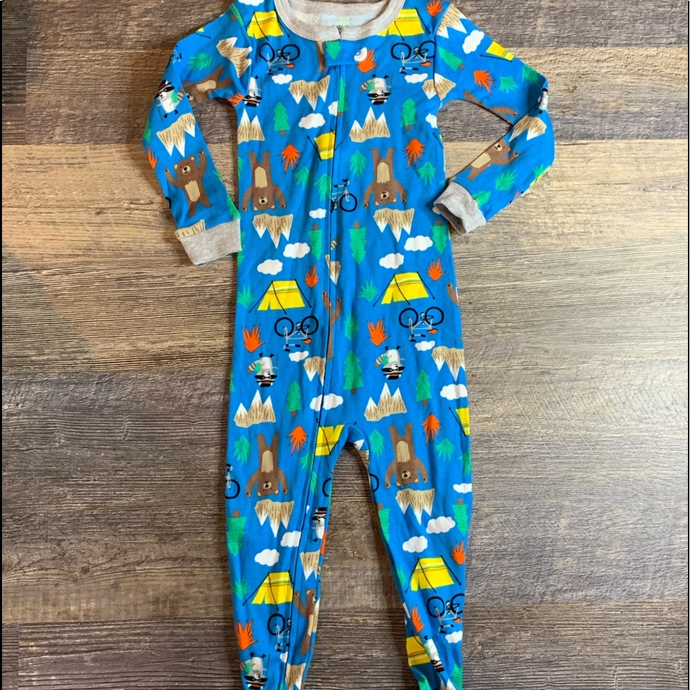 New w/o tags. Carters footed pajamas. 3T